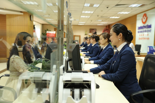 Hàng ngàn nhân viên ngân hàng ở Hà Nội được tiêm vaccine phòng COVID-19 - Ảnh 2.