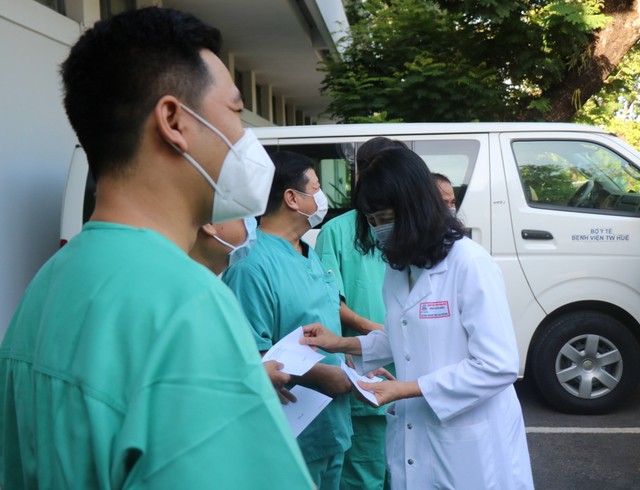 Đoàn y bác sĩ Bệnh viện TW Huế lên đường hỗ trợ Phú Yên chống dịch - Ảnh 4.
