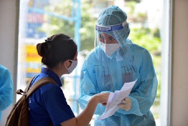 Tiểu Vy, H’Hen Niê, Mai Phương Thúy mặc đồ bảo hộ hỗ trợ tiêm vaccine cho người dân TP.HCM - Ảnh 7.