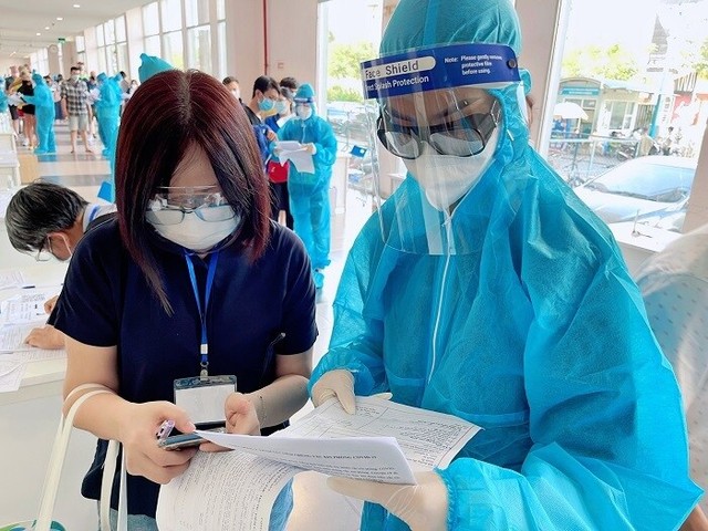 Tiểu Vy, H’Hen Niê, Mai Phương Thúy mặc đồ bảo hộ hỗ trợ tiêm vaccine cho người dân TP.HCM - Ảnh 6.