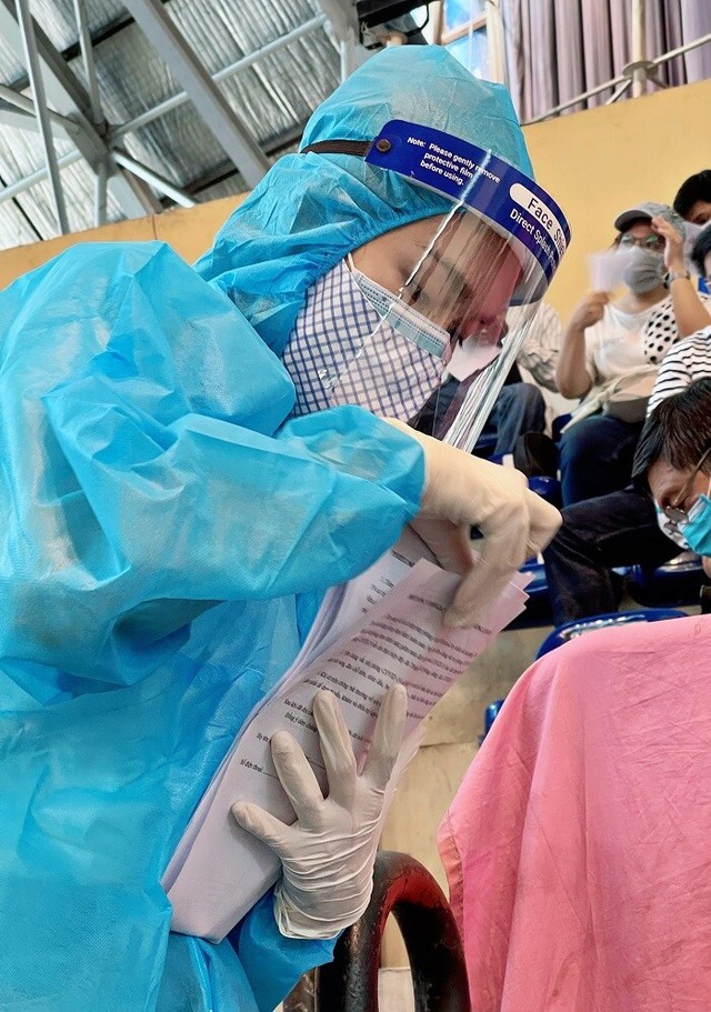 Tiểu Vy, H’Hen Niê, Mai Phương Thúy mặc đồ bảo hộ hỗ trợ tiêm vaccine cho người dân TP.HCM - Ảnh 8.