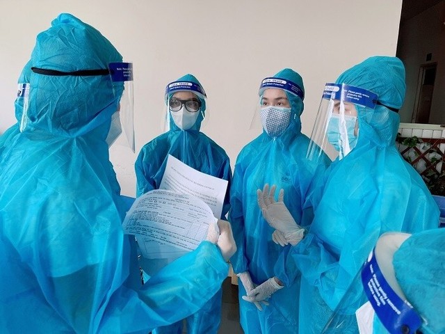 Tiểu Vy, H’Hen Niê, Mai Phương Thúy mặc đồ bảo hộ hỗ trợ tiêm vaccine cho người dân TP.HCM - Ảnh 1.