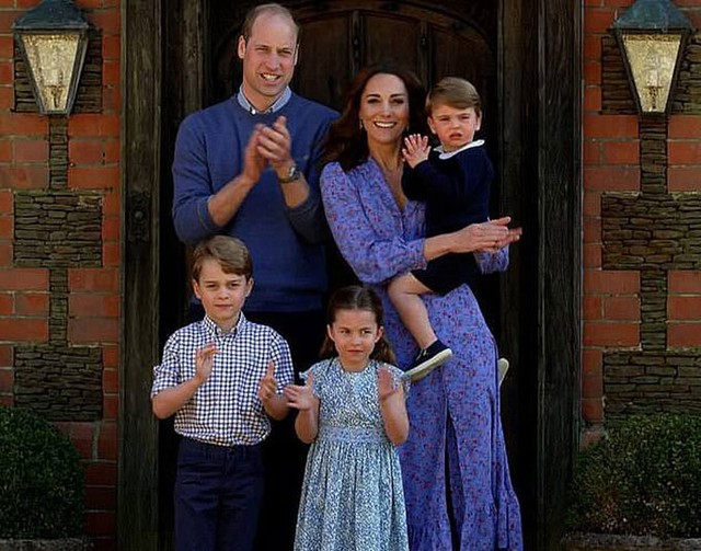 Vợ chồng William đưa ba con tới thăm tượng Diana trước lễ khánh thành - Ảnh 2.