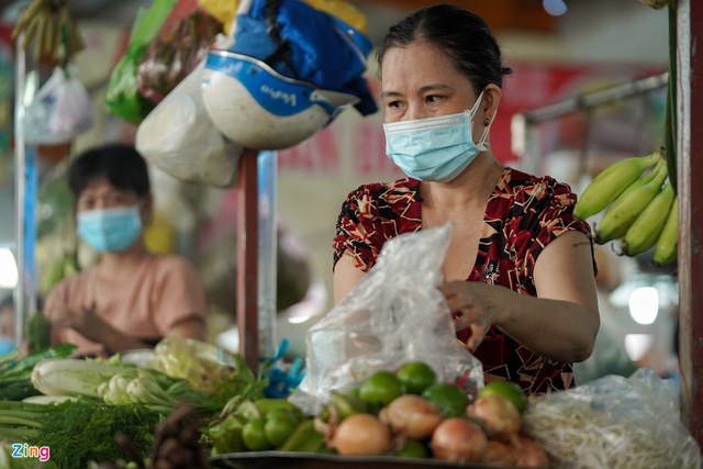 Nhiều chợ ở TP.HCM đóng cửa khiến giá rau tăng cao, hàng thịt ế ẩm - Ảnh 2.