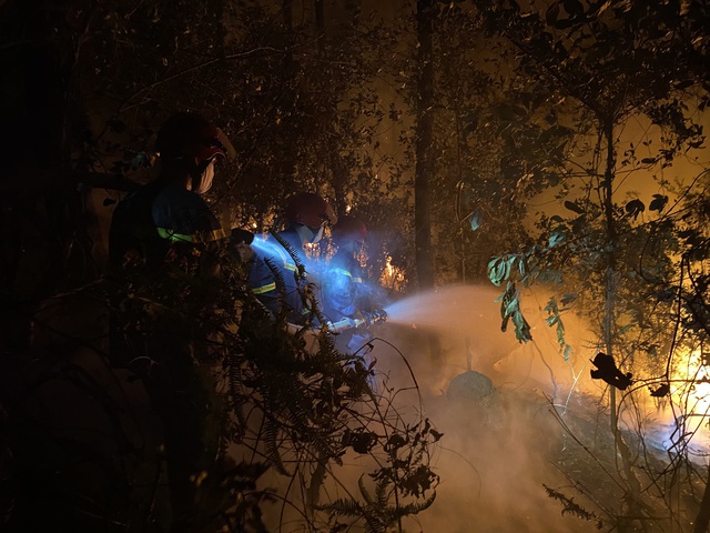 Ảnh: Hàng trăm cán bộ, chiến sĩ xuyên đêm chữa cháy rừng ở Thừa Thiên Huế - Ảnh 7.