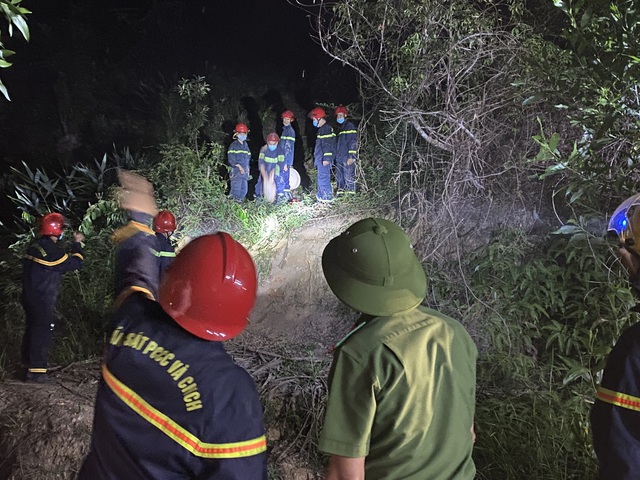 Ảnh: Hàng trăm cán bộ, chiến sĩ xuyên đêm chữa cháy rừng ở Thừa Thiên Huế - Ảnh 12.