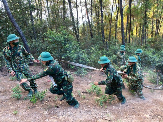 Ảnh: Hàng trăm cán bộ, chiến sĩ xuyên đêm chữa cháy rừng ở Thừa Thiên Huế - Ảnh 1.