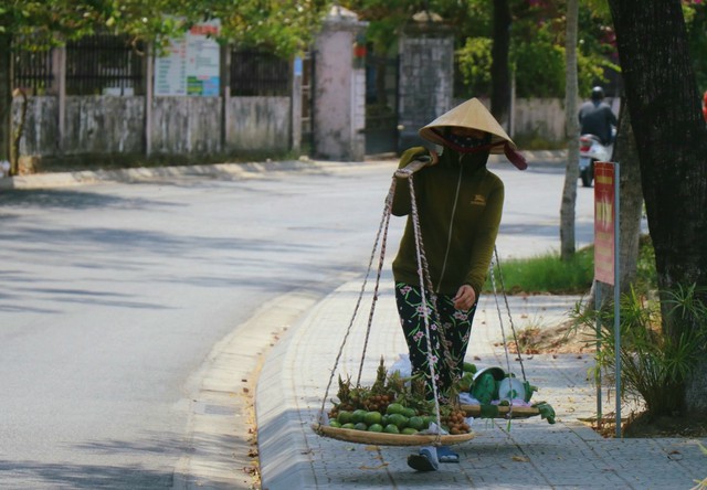 Người dân Huế nhọc nhằn mưu sinh giữa cái nắng như thiêu - Ảnh 7.