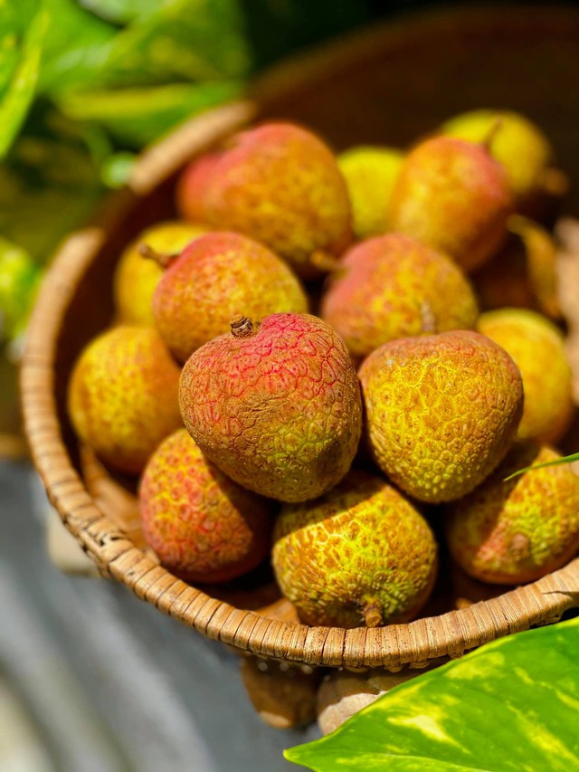 Vải ng&acirc;m kiểu n&agrave;y, ăn si&ecirc;u ngon lại đ&atilde; kh&aacute;t, chị em mua ủng hộ b&agrave; con thật nhiều rồi l&agrave;m th&ocirc;i - Ảnh 2.