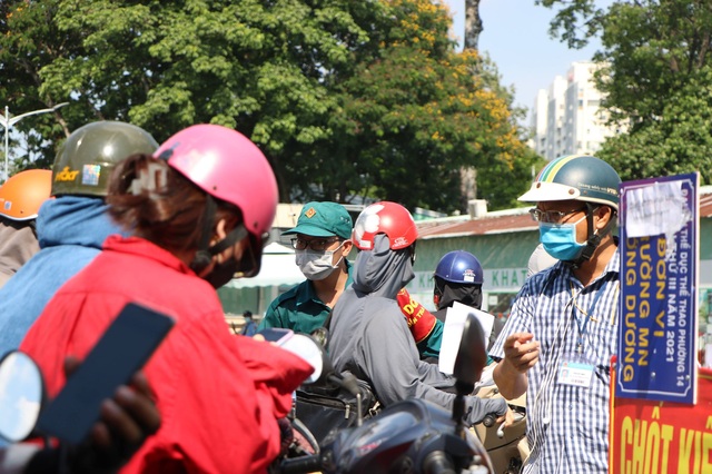 TP.HCM: Người dân ngỡ ngàng vì phải khai báo y tế online ở chốt kiểm soát dịch quận Gò Vấp - Ảnh 2.