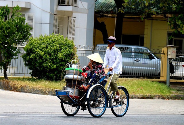 Người dân Huế nhọc nhằn mưu sinh giữa cái nắng như thiêu - Ảnh 6.