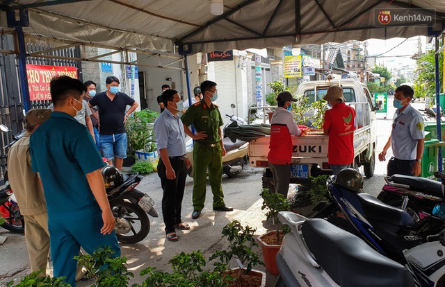 Người dân Sài Gòn trong khu cách ly thi trồng cây táo, chờ táo nở hoa - Ảnh 2.