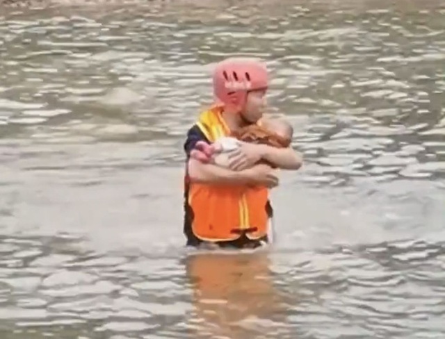Mẹ ôm con nhảy sông tự tử được đội cứu hộ giúp đỡ, hành động chống cự của cô ta làm dấy lên sự căm phẫn: Ác hơn thú dữ - Ảnh 5.