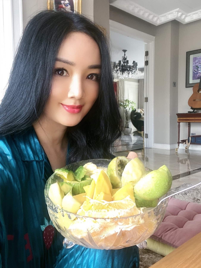Hoa hậu Giáng My ăn cả tô trái cây, da dáng đều mơn mởn - Ảnh 6.