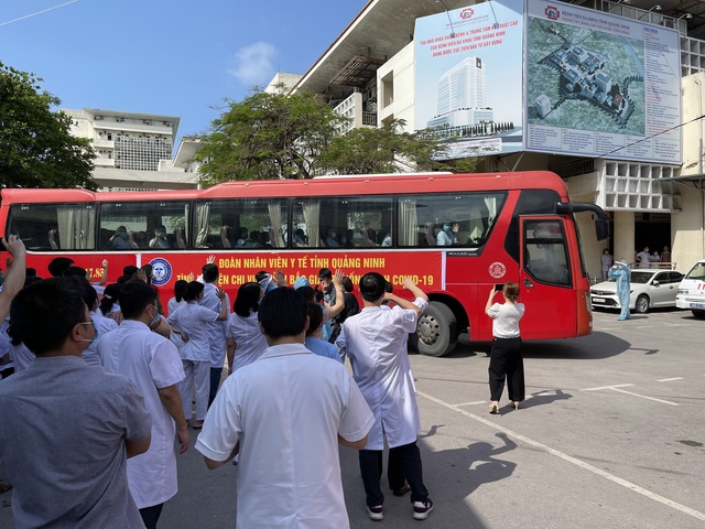 Quảng Ninh chi viện thêm 20 cán bộ y tế vào BV dã chiến Bắc GIang  - Ảnh 3.