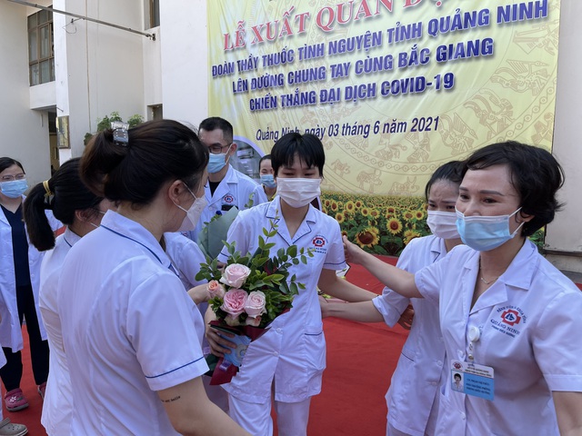 Quảng Ninh chi viện thêm 20 cán bộ y tế vào BV dã chiến Bắc GIang  - Ảnh 5.