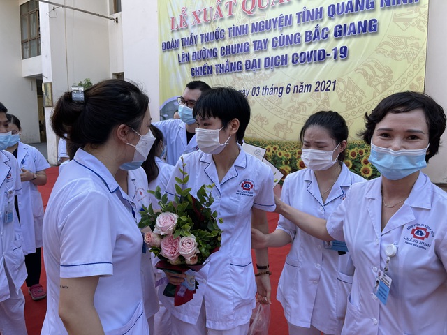 Quảng Ninh chi viện thêm 20 cán bộ y tế vào BV dã chiến Bắc GIang  - Ảnh 7.