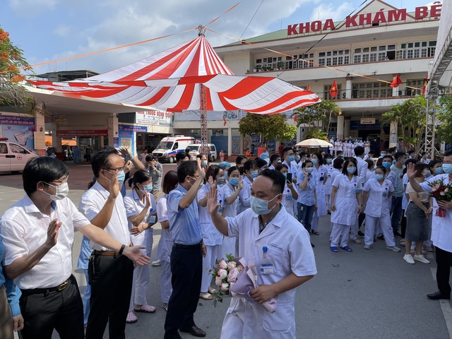 Quảng Ninh chi viện thêm 20 cán bộ y tế vào BV dã chiến Bắc GIang  - Ảnh 8.