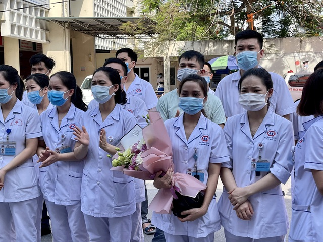 Quảng Ninh chi viện thêm 20 cán bộ y tế vào BV dã chiến Bắc GIang  - Ảnh 10.