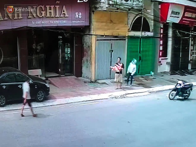 Chân dung người đàn ông đi xe đạp hứng cháu bé rơi từ tầng 2 - Ảnh 2.
