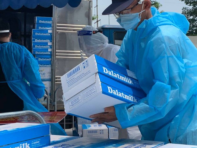Tập đoàn TH trao tặng 81.240 ly sữa tươi sạch góp sức chống dịch cùng TP Hồ Chí Minh - Ảnh 3.