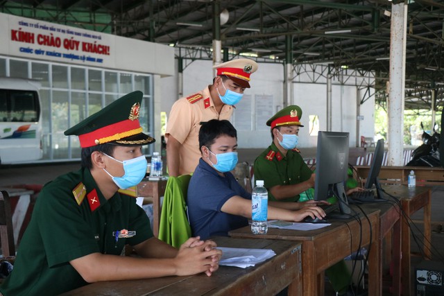 Lực lượng chức năng ở Thừa Thiên Huế đội nắng làm nhiệm vụ tại chốt kiểm soát phòng dịch - Ảnh 3.