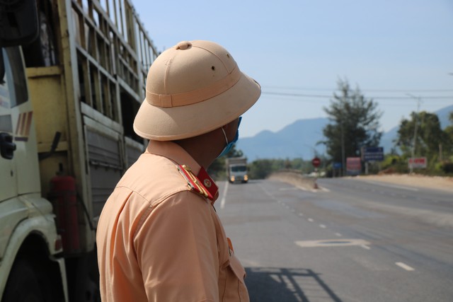 Lực lượng chức năng ở Thừa Thiên Huế đội nắng làm nhiệm vụ tại chốt kiểm soát phòng dịch - Ảnh 10.