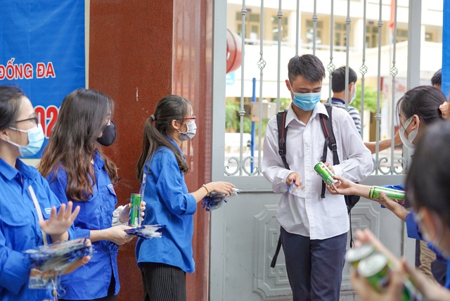 Kỳ thi tuyển sinh vào lớp 10 THPT tại Hà Nội: Điều chỉnh lịch thi, cấu trúc đề thi không thay đổi - Ảnh 1.