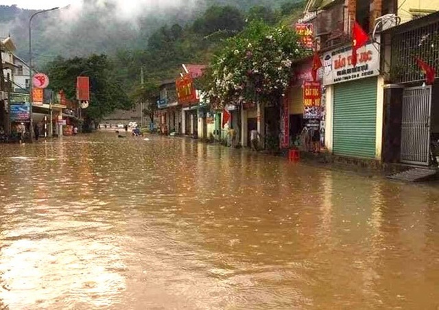  Mưa lớn sau nhiều ngày nắng nóng kỷ lục ở Nghệ An, xuất hiện hố tử thần trong nhà dân - Ảnh 1.