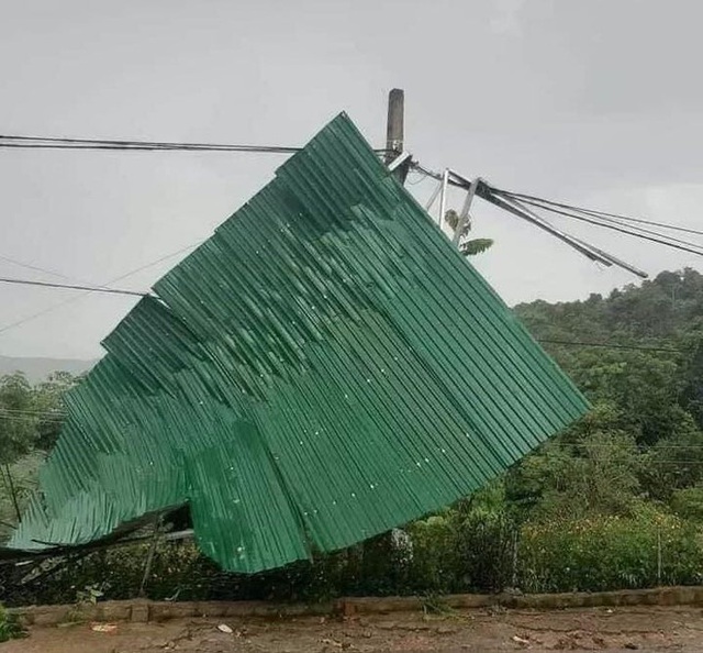  Mưa lớn sau nhiều ngày nắng nóng kỷ lục ở Nghệ An, xuất hiện hố tử thần trong nhà dân - Ảnh 3.