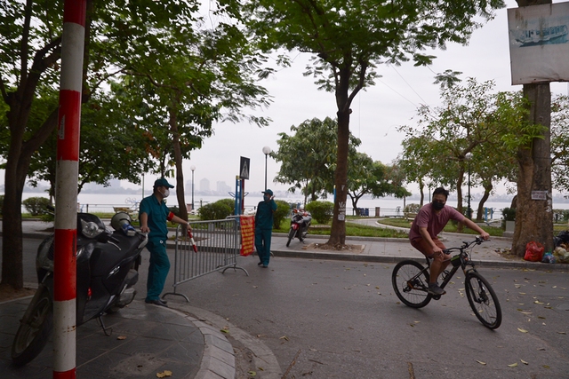 Hà Nội dựng barie hạn chế người dân tập thể dục quanh Hồ Tây - Ảnh 1.