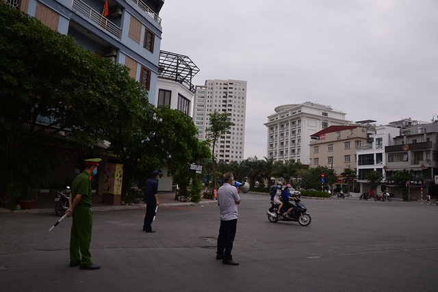 Hà Nội dựng barie hạn chế người dân tập thể dục quanh Hồ Tây - Ảnh 7.