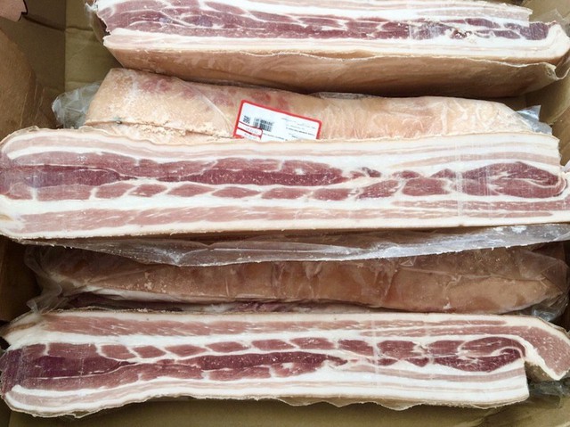 Thịt heo chỉ hơn 50.000 đồng/kg vẫn ồ ạt nhập về Việt Nam - Ảnh 1.