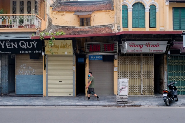 Những con phố thời trang ở Hà Nội: Ngày ế ẩm, tối tắt đèn đi ngủ sớm - Ảnh 2.