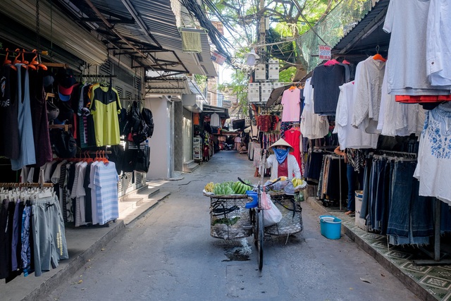 Những con phố thời trang ở Hà Nội: Ngày ế ẩm, tối tắt đèn đi ngủ sớm - Ảnh 11.