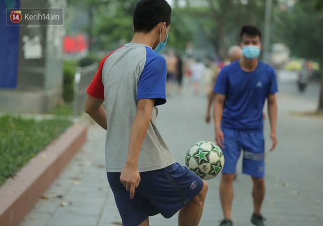  Hà Nội: Người lớn, trẻ nhỏ ngó lơ biển cấm, vô tư chui qua hàng rào công viên tập thể dục, chơi thể thao - Ảnh 16.