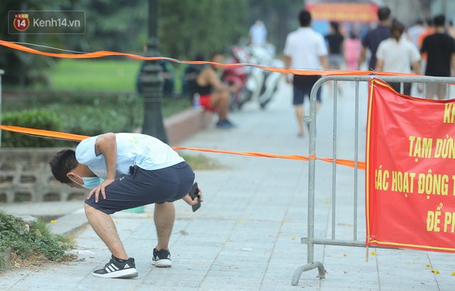  Hà Nội: Người lớn, trẻ nhỏ ngó lơ biển cấm, vô tư chui qua hàng rào công viên tập thể dục, chơi thể thao - Ảnh 8.