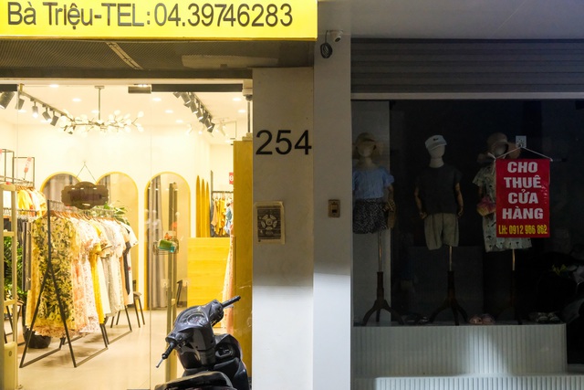 Những con phố thời trang ở Hà Nội: Ngày ế ẩm, tối tắt đèn đi ngủ sớm - Ảnh 7.