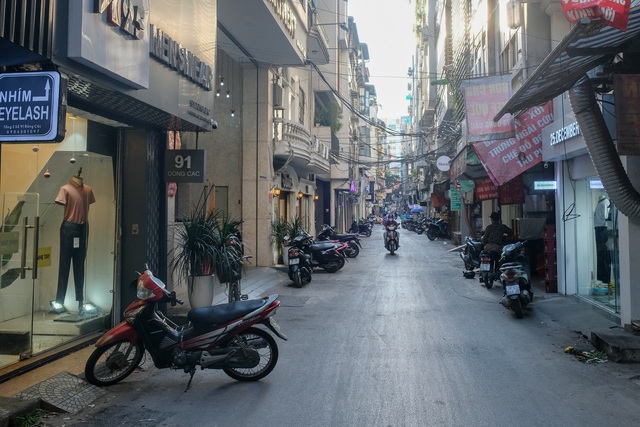 Những con phố thời trang ở Hà Nội: Ngày ế ẩm, tối tắt đèn đi ngủ sớm - Ảnh 8.