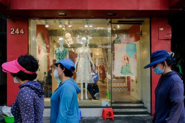 Những con phố thời trang ở Hà Nội: Ngày ế ẩm, tối tắt đèn đi ngủ sớm - Ảnh 9.