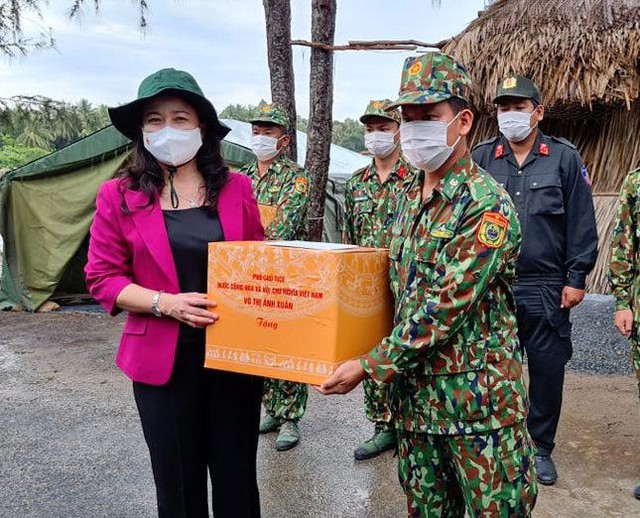 Phó Chủ tịch nước Võ Thị Ánh Xuân thăm, động viên lực lượng chống dịch Kiên Giang - Ảnh 1.