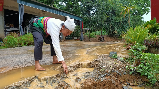 Cận cảnh tuyến đường hơn 70 tỷ chưa bàn giao đã xuống cấp. - Ảnh 6.