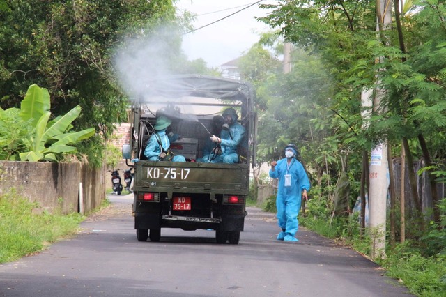 Phun khử trùng toàn bộ khu vực bị phong tỏa ở Hà Tĩnh - Ảnh 8.