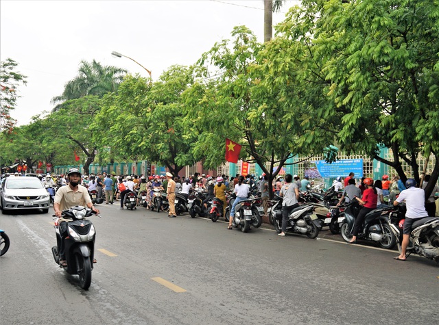 Ngày đầu thi vào lớp 10 THPT ở Hải Phòng giữa dịch COVID-19: Nơi mừng rỡ, chốn khóc òa - Ảnh 8.