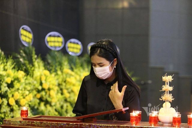 Con gái gục khóc trong tang lễ của Hoa hậu Thu Thủy - Ảnh 4.