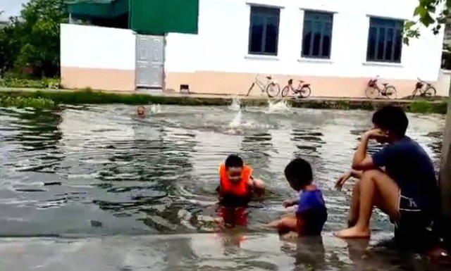Hải Dương: Tắm ao nhà hàng xóm, bé gái 5 tuổi đuối nước thương tâm - Ảnh 1.