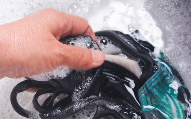 5 loại quần áo tuyệt đối không cho vào máy giặt vì không hỏng quần áo cũng nhanh hỏng máy - Ảnh 3.