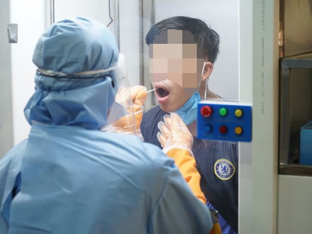 TP.HCM: Tất cả người dân có biểu hiện sốt, ho, đau họng khi đến cơ sở y tế phải xét nghiệm SARS-CoV-2 - Ảnh 2.