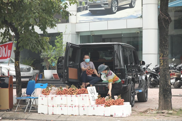 Ngồi si&ecirc;u xe b&aacute;n vải thiều, người đ&agrave;n &ocirc;ng l&agrave;m v&igrave; đam m&ecirc; - Ảnh 1.