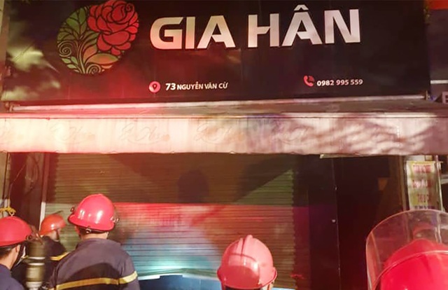 Cháy cửa hàng hoa ở TP Vinh, 4 người chạy ra cửa phụ thoát hiểm - Ảnh 2.